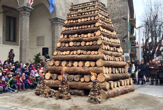 abbadia_citta_delle_fiaccole_fiaccola_comune_2015