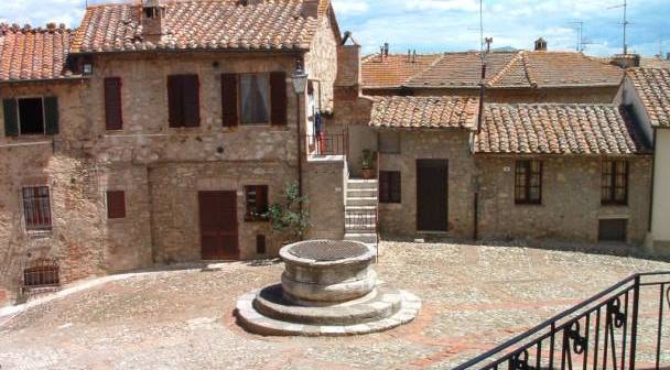 Castiglione d’Orcia. “I vestiti nuovi dell’Imperatore”, sul palcoscenico gli alunni della scuola media Castiglione d'Orcia - Piazza Il Vecchietta