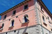 Piancastagnaio. Contrade alle cene propiziatorie nell’attesa di un Palio tutto da scoprire. Piancastagnaio_Palazzo_Comunale_bandiere_Contrade