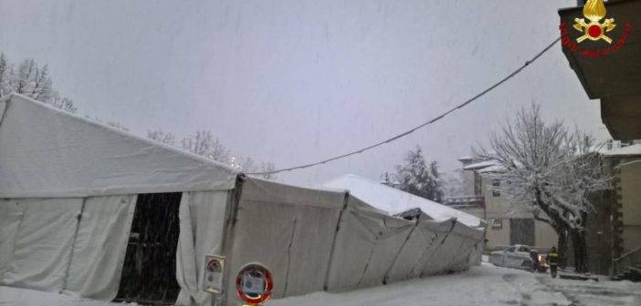 Arcidosso. Si inclina il tendone della pista di ghiaccio a causa della neve Arcidosso_tenda_pista_ghiacico_crollata_20171216_01