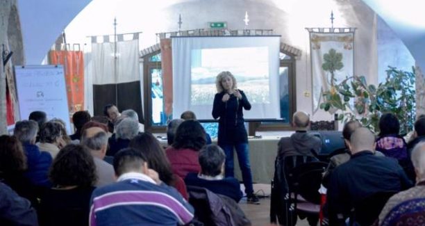 100_Fiori_contro_geotermia_sala