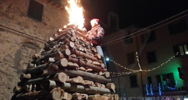 abbadia_san_salvatore_natale_fiaccole_accensione_img_20161224_192759