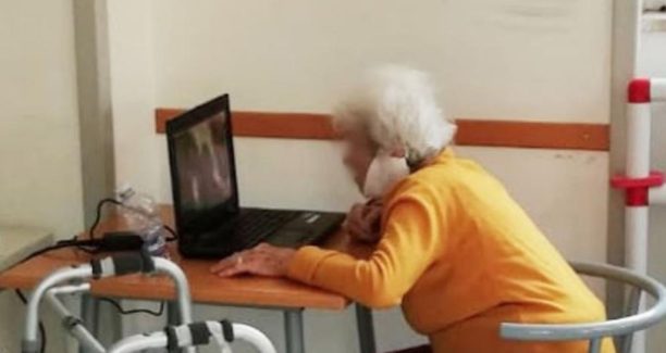 Anziano_al_computer_01