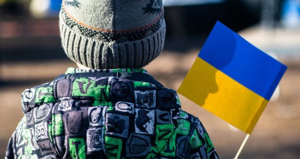 Bambino_con_Bandiera_Ucraina_01