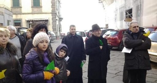 Nella foto di Giuseppe Serafini ,il vescovo borghetti e don gianpietro a piancastagnaio,durante la marcia della pace gennaio 2014