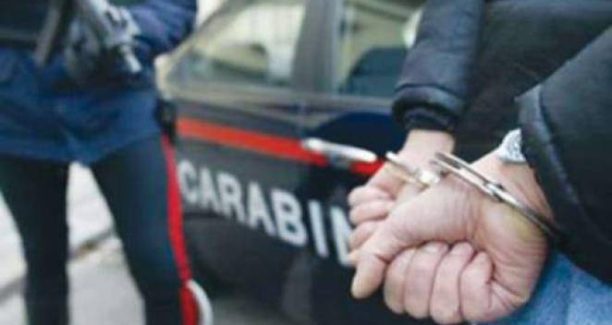 Carabinieri_uomo_in_manette_01