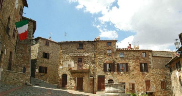Castiglione_dOrcia_Piazza_Il_Vecchietta_01