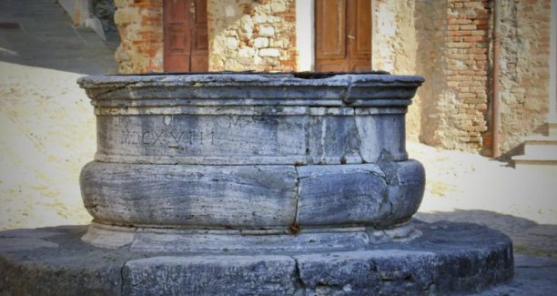 Castiglione_dOrcia_Piazza_Il_Vecchietta_Cisterna_01