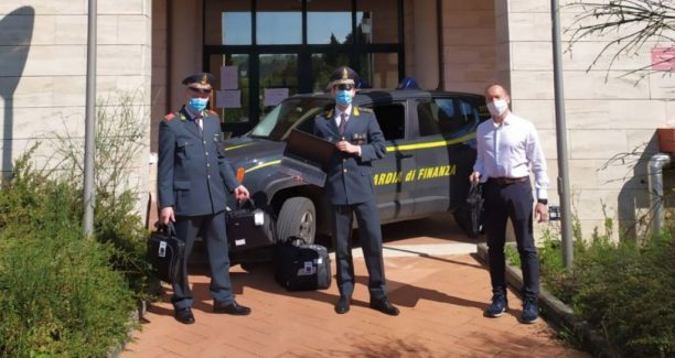 Chianciano_Terme_Guardia_di_Finanza_consegna_computers_Artusi_20200427_01