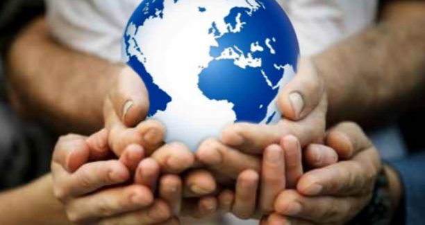 Mondo_sulle_mani_Cooperazione_Internazionale_01