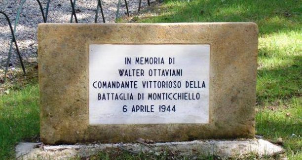 Monticchiello_lapide_battaglia_partigiani_19440406