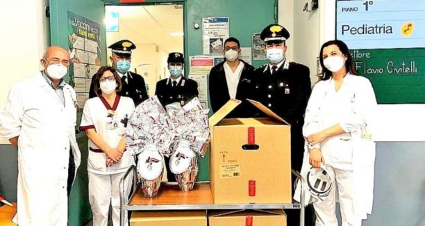 Nottola_Carabinieri_consegna_Uova_Pasqua_Pediatria_20210329_01