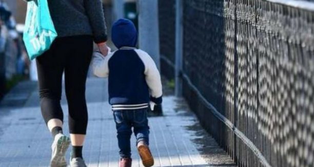 Passeggiare_con_bambino_01