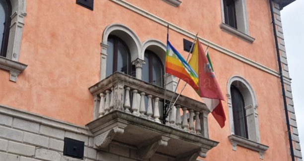 Piancastagnaio_Bandiera_Pace_Palazzo_Comunale_01