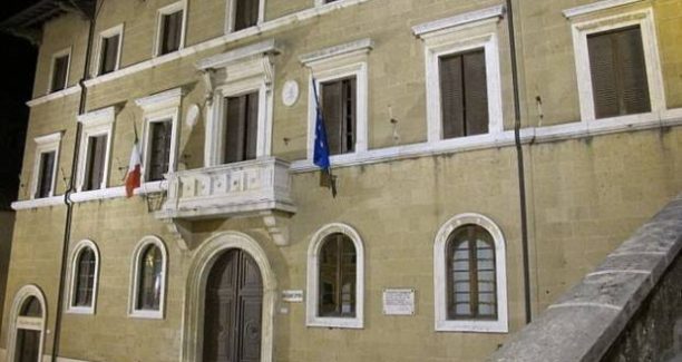 Pitigliano_Municipio_e_Teatro_Salvini