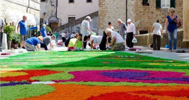 Pitigliano_infiorata