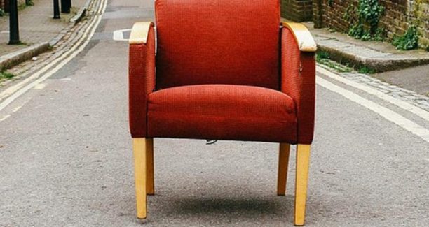 Poltrona_abbandonata_in_strada_01