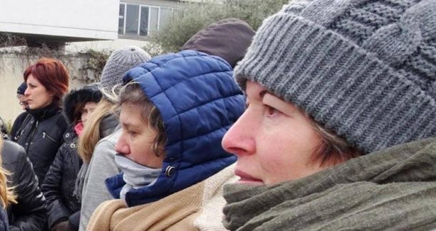 Presidio lavoratrici davanti alla fabbrica (Foto Gori)