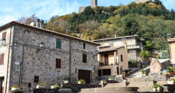 Radicofani_Piazza_Ghino_di_Tacco