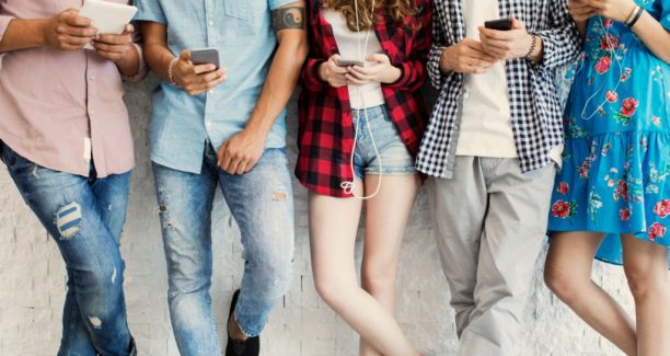 Ragazzi_cellulari_smartphone