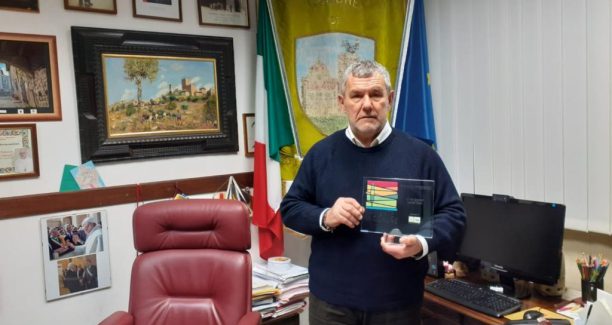 SEI_Toscana_Targhe_premio_AmbienteinComune_2020_Castellina_in_Chianti_Ssindaco_Bonechi_01