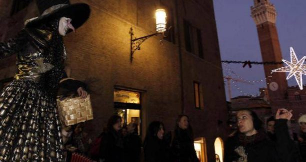Befane sui trampoli a Siena - Foto ripresa da http://www.lanazione.it/siena