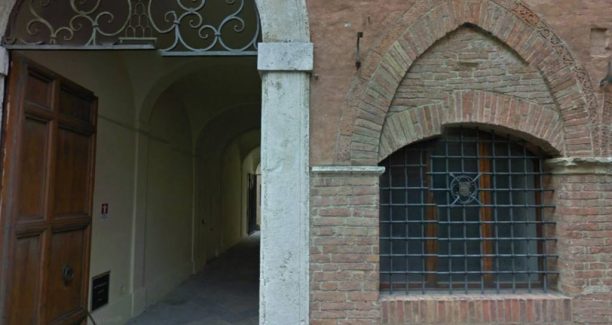 Siena_Tribunale_Via_di_Camollia_Ingresso_01