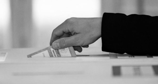 Votazione_seggio_elettorale_01