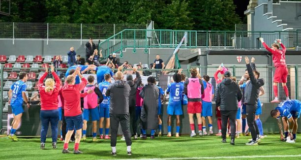 abbraccio squadra e tifosi Pianese