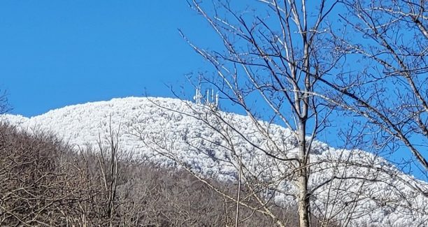 cima amiata con neve