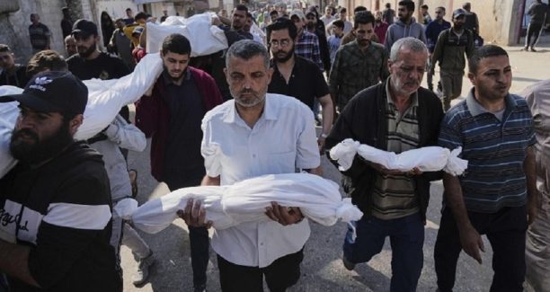 Palestinian carry the bodies of their relatives including children who were killed in an Israeli army airstrike in Deir al-Balah, Gaza, Wednesday, May 21, 2025. (AP Photo/Abdel Kareem Hana)

Associated Press/LaPresse