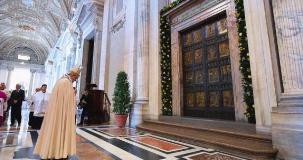 giubileo_2015_papa_porta_santa_00