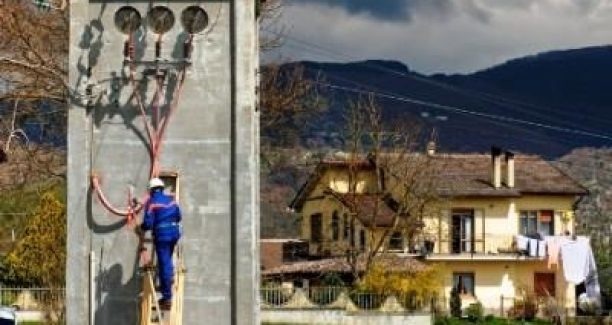ARCHIVIO FOTOGRAFICO INTERNAZIONALE ENELENEL INTERNATIONAL PHOTOGRAPHIC ARCHIVERieti (Italia), marzo 2007:Un tecnico presso la Cabina Secondaria di distribuzione di Campigliano