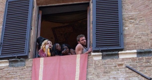 madonna guarda la mossa