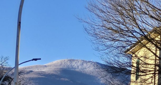 montagna con neve