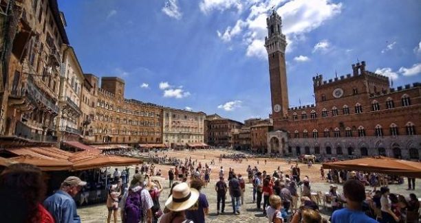 siena_turisti_il_campo