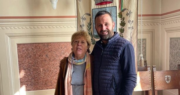 sindaco di abbadia con collaboratrice