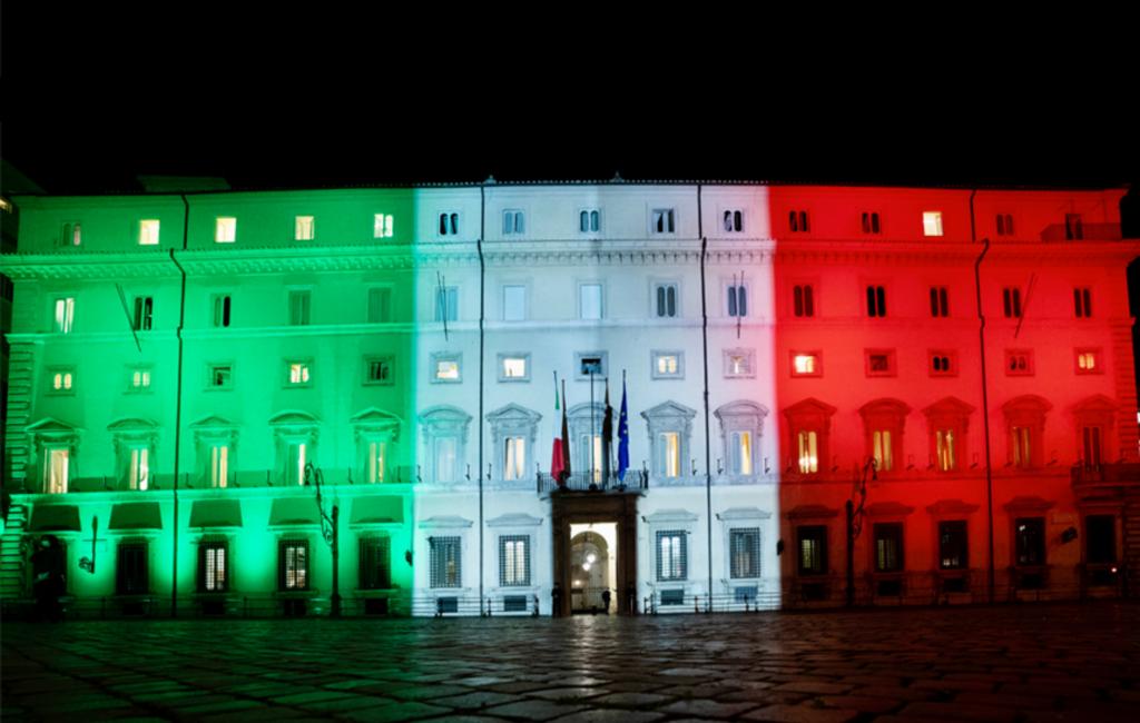 Roma_Palazzo_Chigi_Tricolore_01